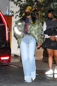 rihanna-leaves-sunset-tower-hotel-in-los-angeles-04-25-2021-5.jpg