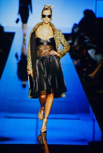 1286938973_ValentinoCoutureFall2000(12).thumb.jpg.79fb353b5cd3f34b6ead34c00e8f0ee8.jpg