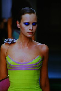 1767512258_atelier-versace-fw-2000(15).thumb.jpg.a9bab0ab669e6811c7bcb648f79f554a.jpg