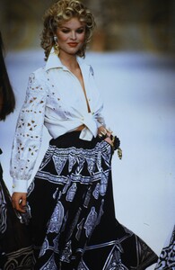 476122653_valentino-ss-1993(1).thumb.jpg.93cdd8e9650d4714172b168a3698a415.jpg