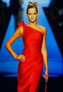 528570637_ValentinoCoutureFall2000(13).thumb.jpg.d9e3333c3c2aeef6f1a52a5ff121b1af.jpg