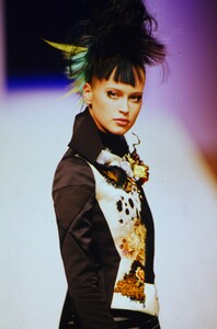 592483561_ChristianLacroixCoutureFall1999(6).thumb.jpg.922804e8dd387db82b8639566d4d68f8.jpg