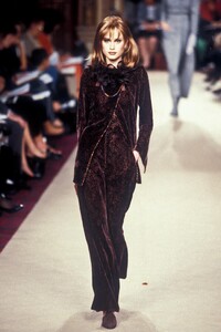 694487587_EmanuelUngaro1996HauteCouture29.thumb.jpg.2f598f61283afaeef004f53fe659b420.jpg