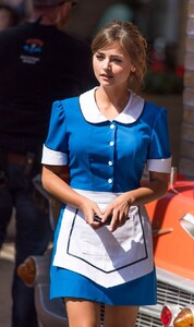 Jenna-Louise-Coleman-on-Doctor-Who-Set--05.jpg