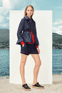 Moncler-Woman_SS17_06-copy-1.thumb.jpg.8acaca21985a210b7226ef681cf50e6d.jpg