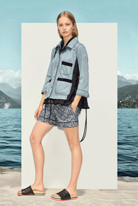 Moncler-Woman_SS17_11-copy-1.thumb.jpg.05034ba3d08ccaaea799d3abde1ed57e.jpg