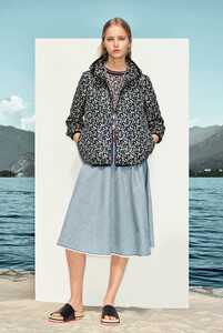 Moncler-Woman_SS17_13-copy-1.thumb.jpg.25f24b51cb85399cc41427697f15f32c.jpg