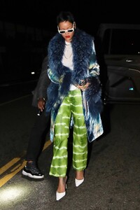 Rihanna---With-new-short-hair-style-at-Giorgio-Baldi-in-Santa-Monica-01.jpg