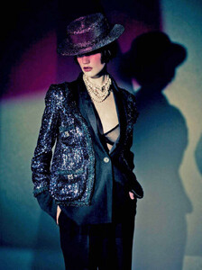 Roversi_Vogue_Italia_October_2011_01.thumb.jpg.161ca939485c345d66cef302e29525dc.jpg
