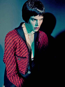 Roversi_Vogue_Italia_October_2011_07.thumb.jpg.97a33fda55c6d7fc4b207660d3a39bd1.jpg