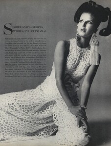 Summer_Stern_US_Vogue_April_15th_1967_06.thumb.jpg.68900764784f2121ee38d0852bc667cd.jpg