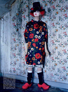 Walker_Vogue_Italia_October_2011_07.thumb.jpg.9efce9e43988ef31836c777a1b0113e9.jpg
