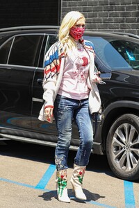 gwen-stefani-at-xiv-karats-ltd-store-in-beverly-hills-05-12-2021-0.jpg