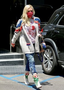 gwen-stefani-at-xiv-karats-ltd-store-in-beverly-hills-05-12-2021-2.jpg
