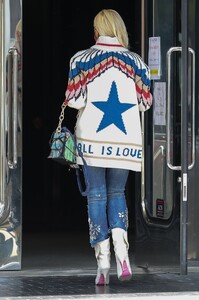 gwen-stefani-at-xiv-karats-ltd-store-in-beverly-hills-05-12-2021-4.jpg