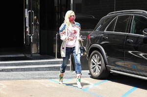 gwen-stefani-at-xiv-karats-ltd-store-in-beverly-hills-05-12-2021-6.jpg