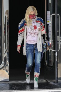 gwen-stefani-at-xiv-karats-ltd-store-in-beverly-hills-05-12-2021-7.jpg