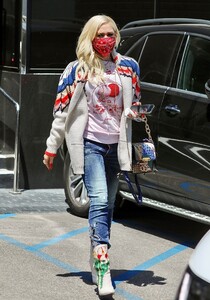 gwen-stefani-at-xiv-karats-ltd-store-in-beverly-hills-05-12-2021-8.jpg