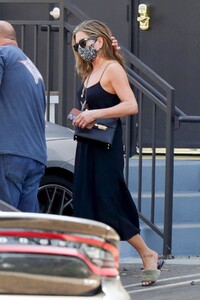 jennifer-aniston-leaves-a-hair-salon-in-beverly-hills-05-23-2021-3.jpg