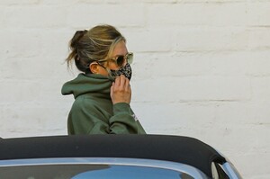 jennifer-aniston-leaving-a-skincare-salon-in-beverly-hills-04-29-2021-3.jpg