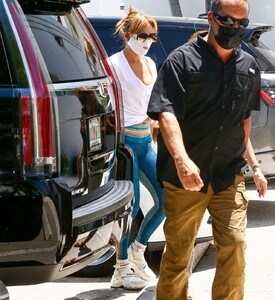 jennifer-lopez-out-in-miami-beach-05-12-2021-2.thumb.jpg.d426d99fd6b179429b8034bffc9885ff.jpg