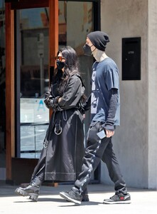kourtney-kardashian-and-travis-barker-at-taverna-tony-in-malibu-05-11-2021-0.jpg