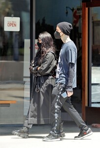 kourtney-kardashian-and-travis-barker-at-taverna-tony-in-malibu-05-11-2021-2.jpg