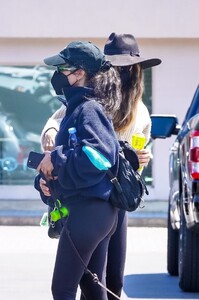 kourtney-kardashian-out-and-about-in-malibu-05-15-2021-3.jpg