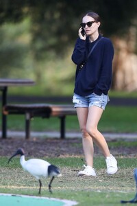 natalie-portman-out-in-sydney-05-12-2021-11.jpg