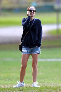 natalie-portman-out-in-sydney-05-12-2021-6.jpg