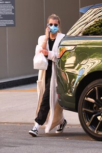 sofia-richie-and-elliot-grainge-out-in-los-angeles-05-21-2021-3.jpg