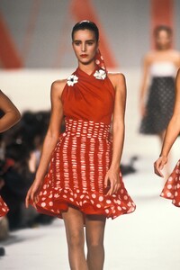valentino-ss-1988-1.thumb.jpg.1b155d5dbf5fa483fc6532a2b7a99e0e.jpg