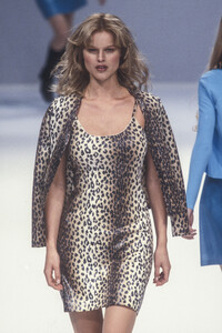 1392402588_Blumarine1996WomenRTW32.thumb.jpg.c10fdcd32f2a38513cf454f2f4c39eed.jpg