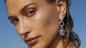 Versace Dylan Turquoise Pour Femme Campaign   Hailey Bieber   Behind The Scenes-00.01.10.687.png