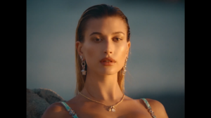 Versace Dylan Turquoise Pour Femme   Fragrance Campaign-00.00.18.786.png