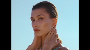 Versace Dylan Turquoise Pour Femme   Fragrance Campaign-00.00.47.588.png