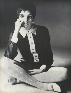 LM_Stern_US_Vogue_April_15th_1968_05.thumb.jpg.ab9d11ad23a7541e307684b647e45cfb.jpg