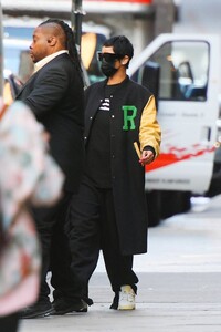 Rihanna---Shops-at-Fendi-01.jpg