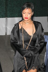 Rihanna-Gorgeous-in-Sexy-Outfit-15.jpg