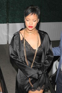Rihanna-Gorgeous-in-Sexy-Outfit-2.jpg
