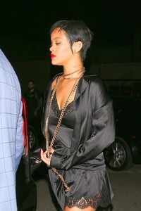 Rihanna-Gorgeous-in-Sexy-Outfit-22.jpg