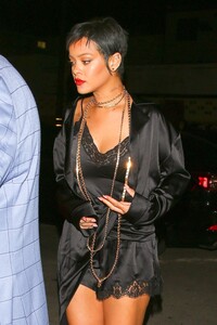 Rihanna-Gorgeous-in-Sexy-Outfit-4.jpg