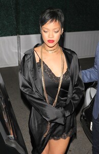 Rihanna-Gorgeous-in-Sexy-Outfit-5.jpg