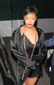 Rihanna-Gorgeous-in-Sexy-Outfit-7.jpg