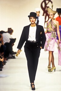 1131320109_YvesSaintLaurent1993WomenRTW11.thumb.jpg.85dda4f14014e46301b42b2aff3951b8.jpg
