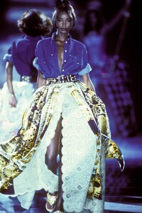 1362210006_Versace1992WomenRTW75.thumb.jpg.faa2fac1f0693497d262a4654e8f0c67.jpg