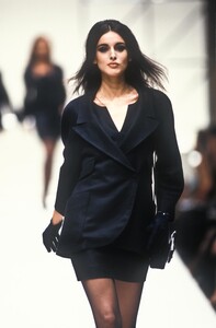 1399737108_Fendi1991WomenRTW20.thumb.jpg.eccafc352791630af57b0fdba21be487.jpg