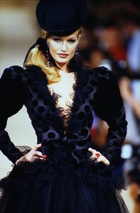 140336784_ysl-hc-fw-1992(19).thumb.jpg.36107ab284b3df23796974f669c878b5.jpg