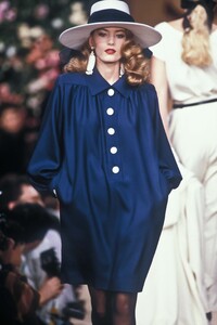 2007478884_YvesSaintLaurent1990HauteCouture22.thumb.jpg.663d8271a003f0370367cda261e94c87.jpg