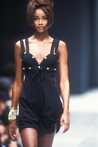 5501738_Versace1992WomenRTW29.thumb.jpg.82820c1230ccced3256b8076b9e03733.jpg